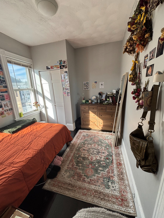 Room for rent - Room in East Boston–25 min from campus–Option to move in early (June)–$1,084 rent Triplex