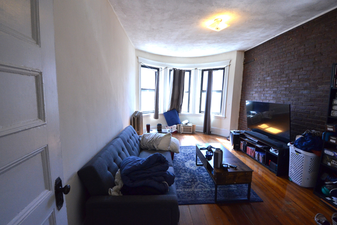 . - Cozy Studio on Westland Ave- Avail 9/1 Apartments