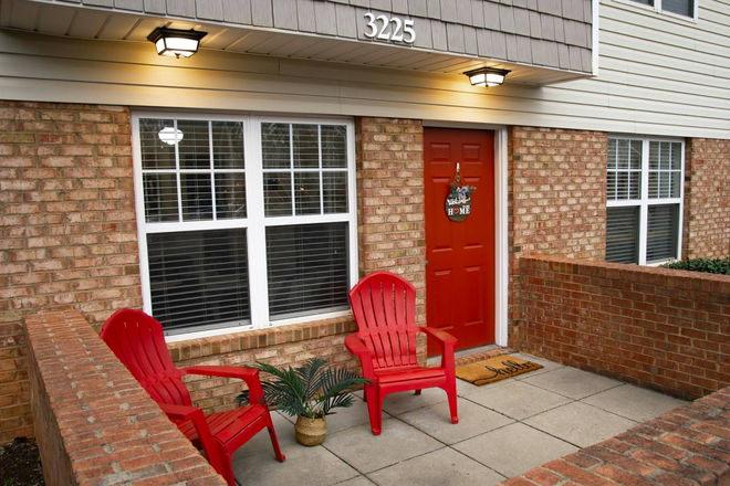 Front side - Room for rent, free shuttle and close to campus