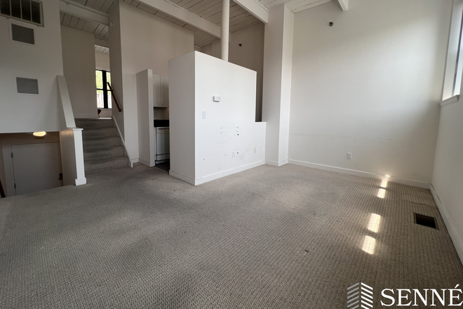 1 - Duplex Condo in Kendall w Parking, AC, Laundry in Unit, Private deck