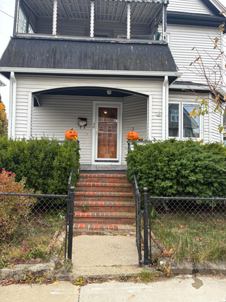 Front Door - *Fossil-free* *Co-op lite??* *Flexible move-in/out dates* House