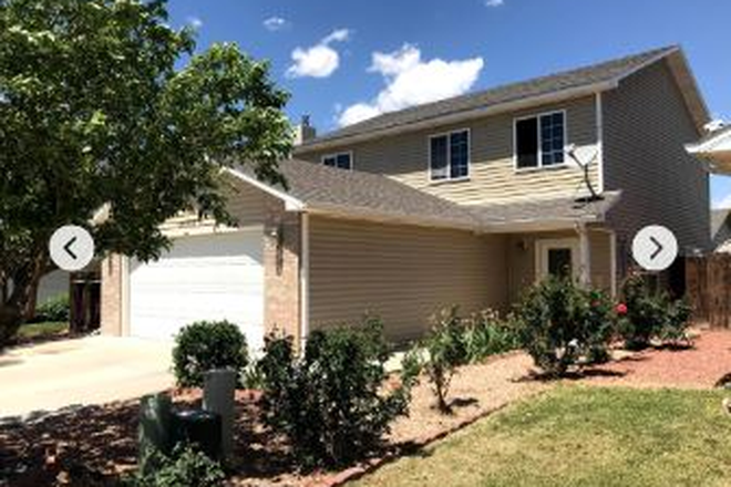 Low Maintenance Yard - Clean & Spacious 4 Bedroom 2.5 Bath House - 5 min from CMU