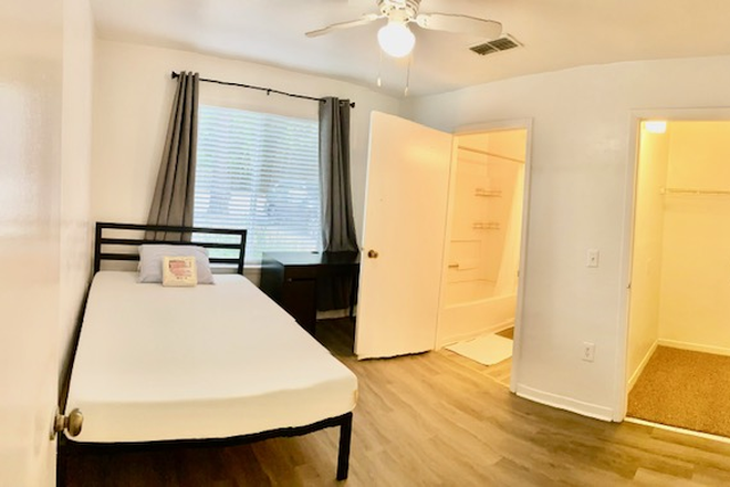 Spacious bedroom no carpet - FURNISHED 4/4 Condo UF Campus Available November 2024