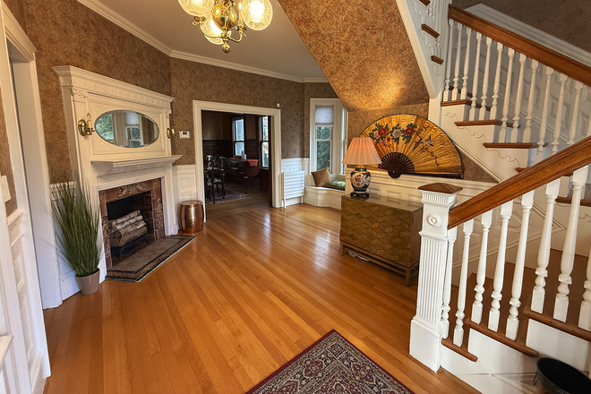 Elegant Entry - Stunning , Serene , Fully Furnished,  Non-Smoking Oasis! 10 minutes to Harvard. House