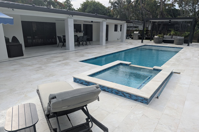 Pool spa - COZY FURNISHED ROOM WITH ALL UTILITIES  IN LUXURY HOME NEAR U/M  and METRORAIL FOR 1 PERSON