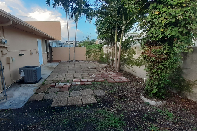 Patio - 2 bedroom / 2 bath townhouse, patio with 2 car driveway near campus