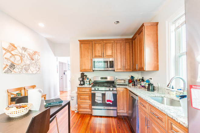. - BEAUTIFUL 3 BED 2 BATH FOR 7/1/25 Enjoy the summer in BOSTON Triplex