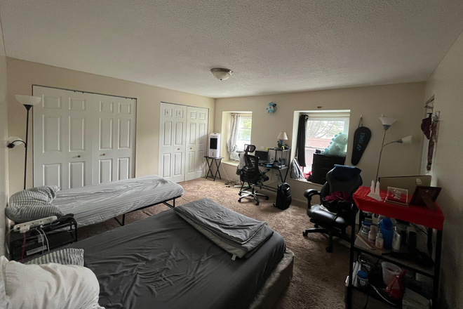 Bedroom - Riverside Park Apt, behind Cumberland Farms (North Amherst)