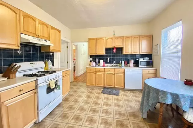 Kitchen - 4 bed in Mission hill