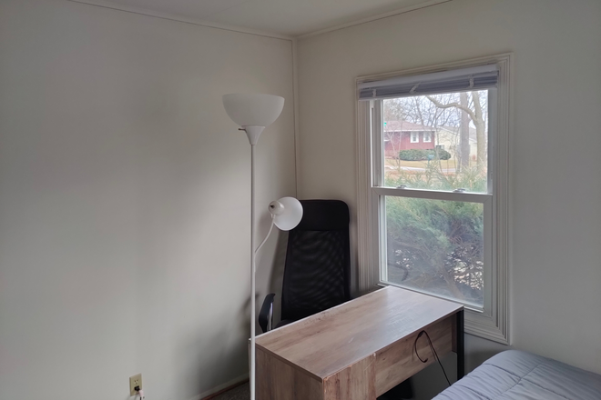 bedroom - Graduate student house close to campus