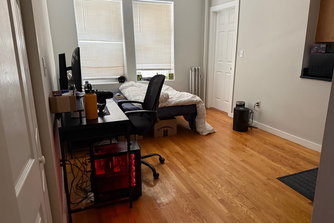 living/sleeping area - Great Fenway studio with heat/hot water included - for Jan 1st Apartments
