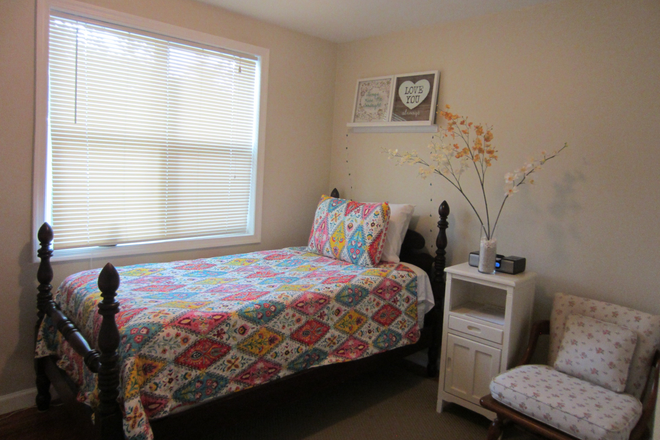 Bedroom - Room In a quiet house less than a mile from campus