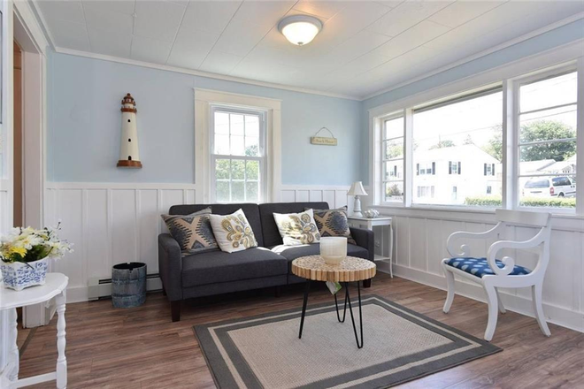 Living Room - Available for a group of 2! 2 Bedroom available in Scarborough! House