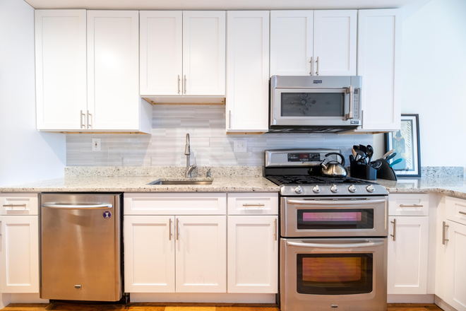 Kitchen - BEAUTIFUL NEWLY RENOVATED 3 BEDROOM TOWNHOME FOR RENT!