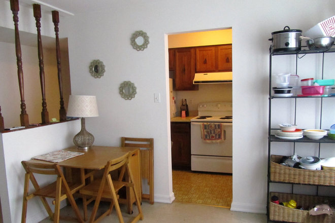 Dining area - Great value on very large 2 bedroom apt., quick walk to campus, free parking