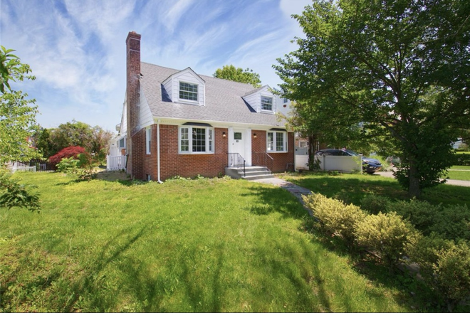 Front - 83 Ingraham Blvd
