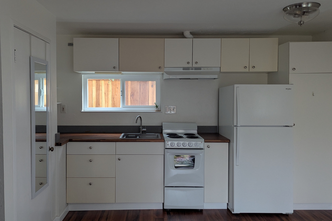 Kitchen East Side - Private Studio South Berkeley