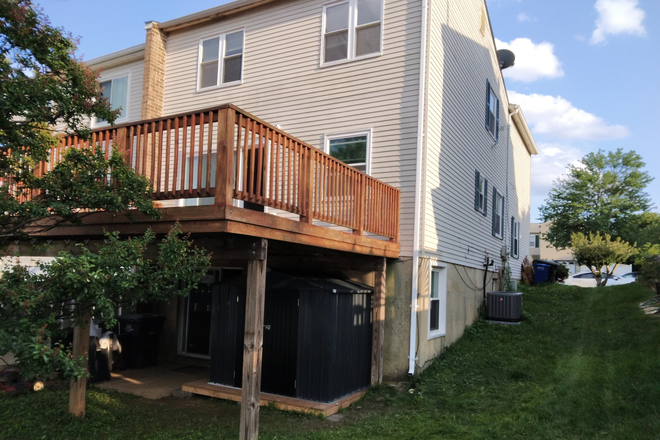 Back view with deck - Large 5BR 3Bath House for Rent near CUA