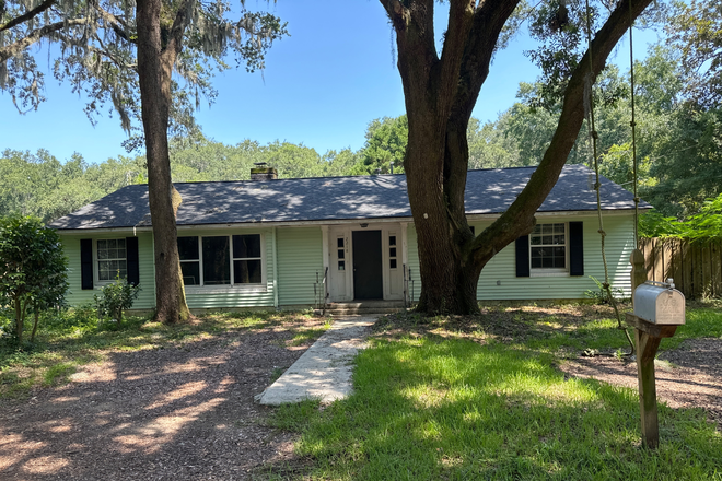 Outside of house - House  in quiet neighborhood in Riverland Terrace on James Island. Available early summer.