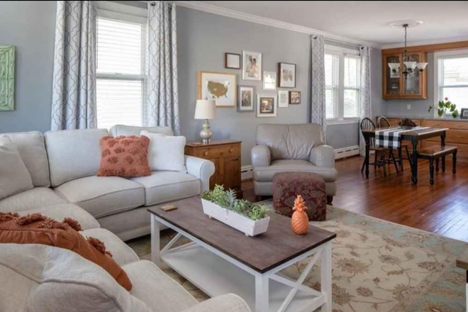 Living area - Spectacular View!! Beautiful individual  4 Private Bedrooms home!