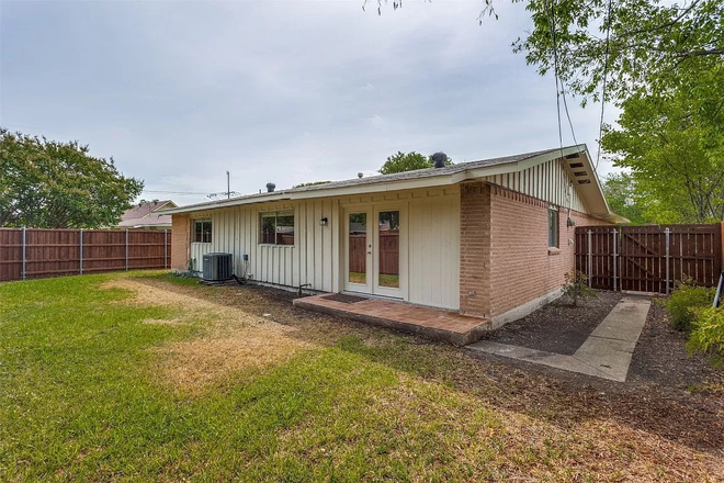 Back yard - Kingswood Ave.  2 Bedrooms for rent near UTD $925 per room House