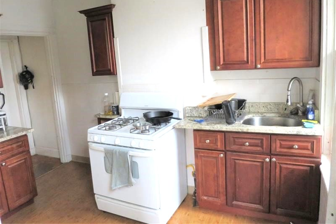 Kitchen - Only 1 Rm left- 4-BR/2-BA, Close to Campus Apartments