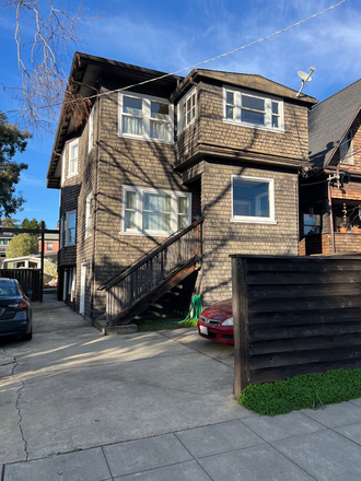 Triplex - 2021 Carleton st Berkeley  I Bedroom plus office  In Triplex 1/2 block from Shattuck