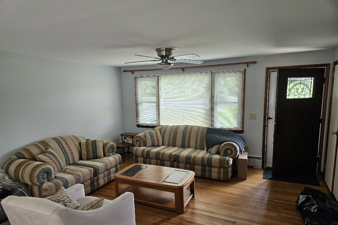 Living room - LOCATION! 1.5 miles to Campus - Walk to Bus Stop - Economical 3 Bedroom Ranch w/Garage - $2900 mos House
