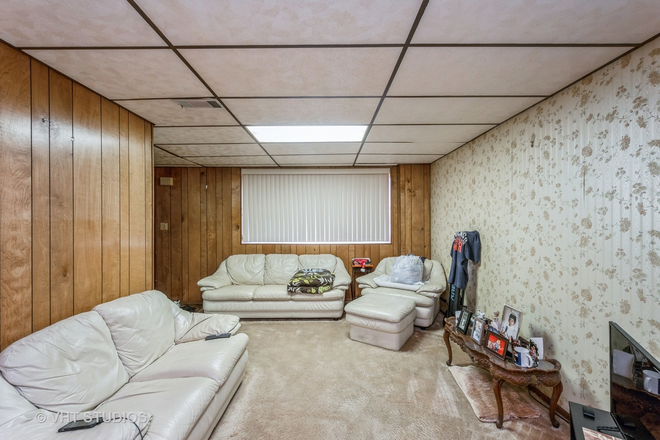 Living room - Walking distance to Medical District or UIC Apartments