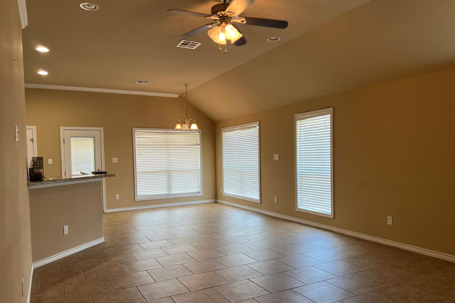 living room - University Heights - Beautiful House with Big YARD - Close to A&M campus!