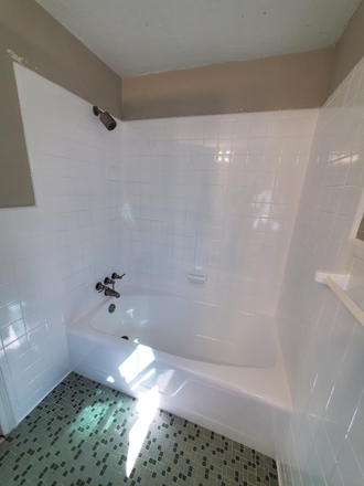 Upper Floor Tub and Shower, bright with a touch of 50's flooring - 142 Rosedale Circle /Walk to campus AVAILABLE MAY 31,2025 FOR THE 2025 - 2026 YEAR House