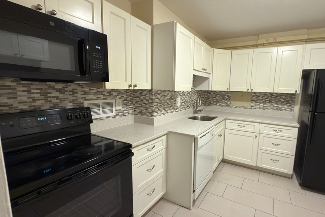- - Spacious 1BR Near BU – Graduate Students Only – Available 08/01