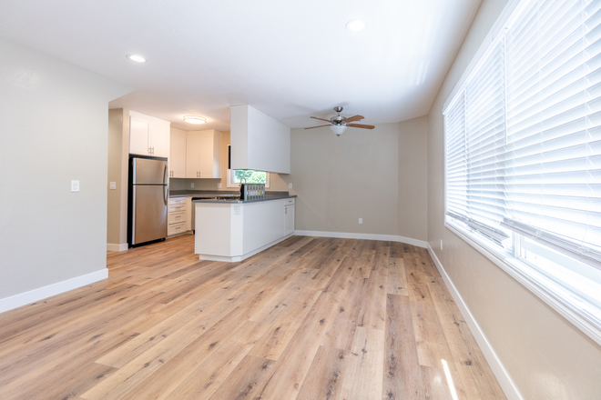 Livingroom - Private Rooms in Newly Remodeled Townhouse! 10 min walk to Campus!