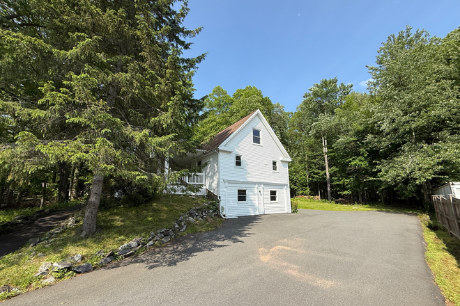 exterior - 6 BED/3 BATH HOUSE IN HADLEY AVAILABLE 2026-2027 – PERFECT FOR GROUPS!