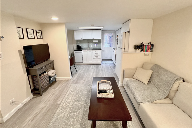Charming & Bright - Sun filled 1BR/1BA Apt -Walk to GU Law!  Private Patio, W/D, A/C