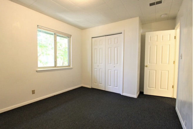 Bedroom with large closet and window - 1138 Grandview Ave Apartments