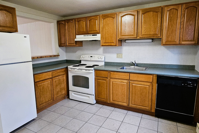 Clean bright kitchens - 50 Meadow Street - 2 Bdr. 1.5 BTH (Townehouse of Amherst)