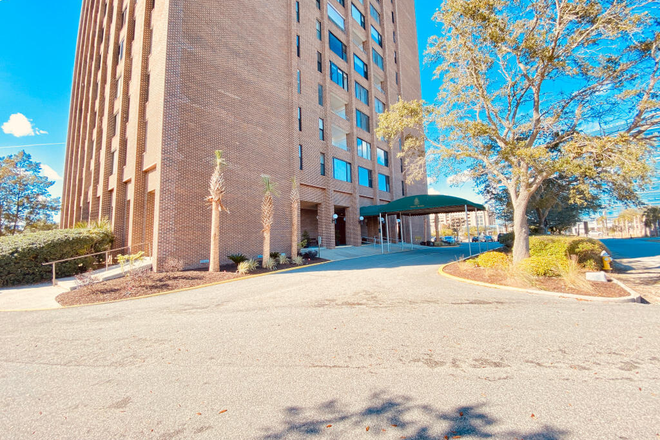 1 - 2Bed/2Bath with an amazing 10th floor view of historic Charleston, Across the street from MUSC/ROPER Condo