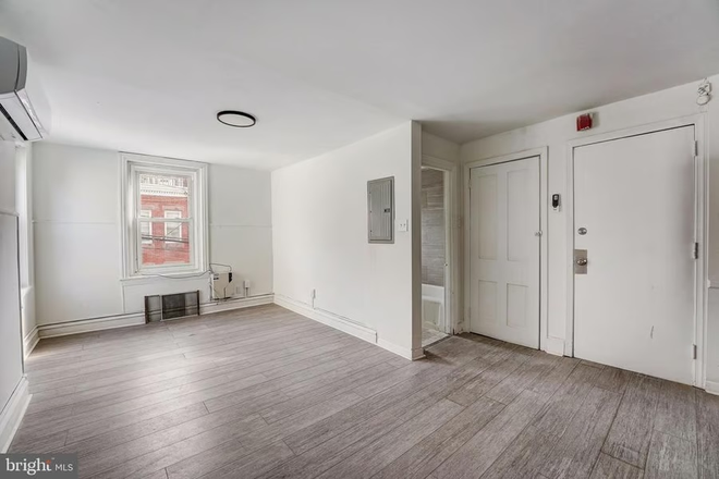 Entrance and main area - Studio close to campus Apartments