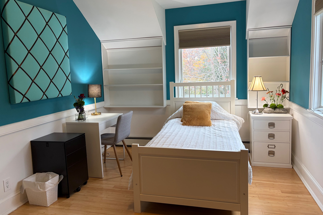 Bedroom - Furnished room for female-Cranbury Rd-Princeton Junction House