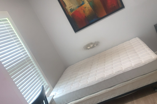 Bedroom - Private room in house close to campus