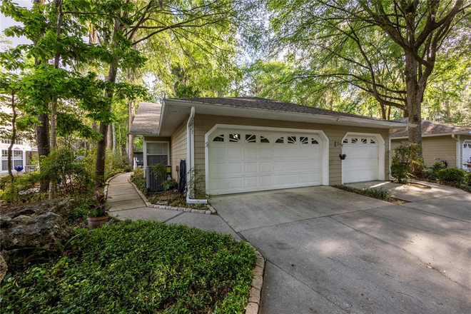 Entrance/garage - Townhome in Vintage View For Rent