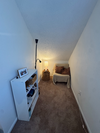 Bedroom - 963 Pleasant St., Spring and Summer Sublet, very close to campus with cheap rent Apartments