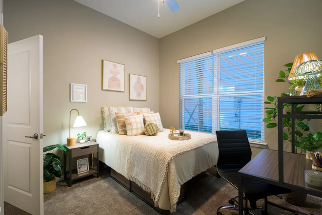Bedroom - Looking for a Roommate at The Met Gainesville! Flexible Leasing Available Apartments