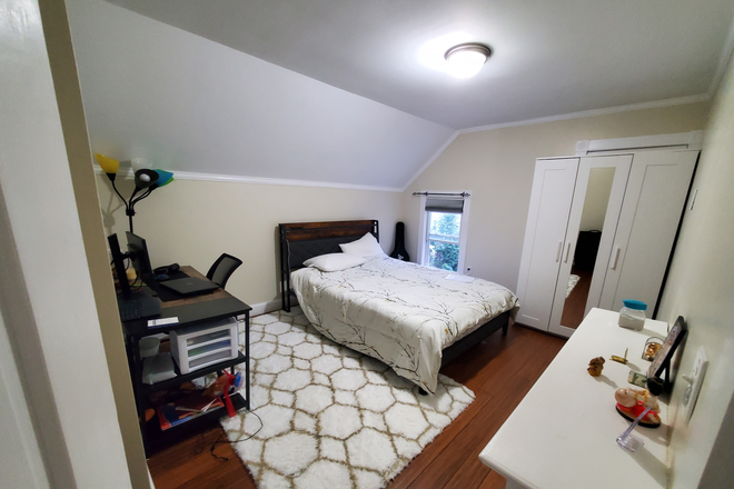 Bigger Bedroom of 700sqft - Rooms for rent on Bus No:9 route in NB. Less than 1 min walk to SRTA Terminal House