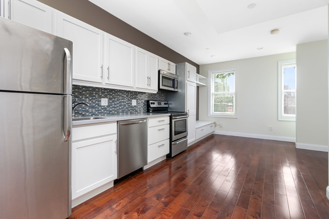 - - Close to Campus! w/Laundry in Building! Apartments