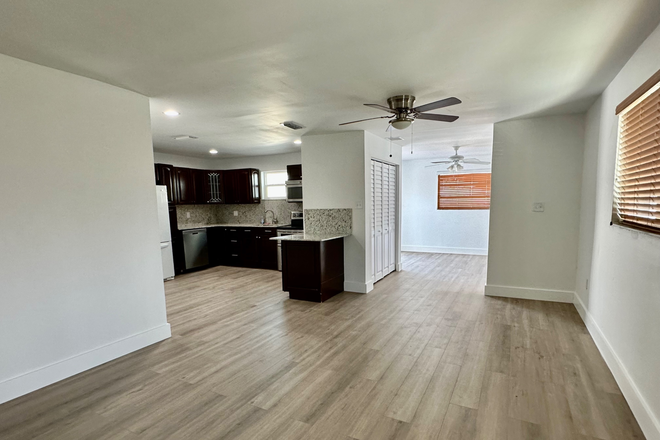 Open living room - 🎓 FIU Students & Faculty — This One is Rare! House