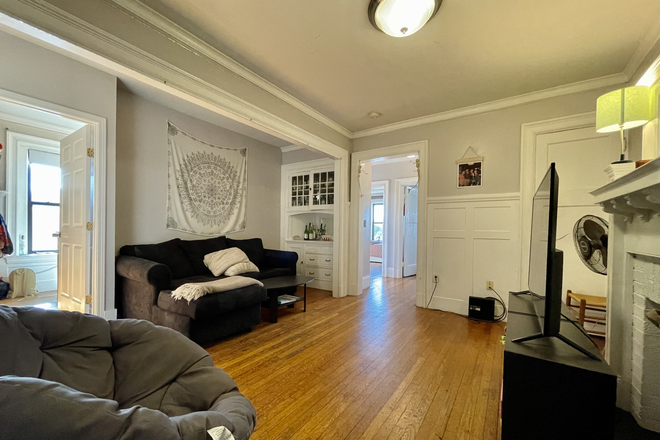 Call NOW for showings! 617-236-8600 - PARK DR - *NO FEE* LRG 3RD FLR TRUE 3BR W/ LIVING RM, LNDRY ON SITE, H&HW INC FOR *9/1/2026* BY BU! Condo