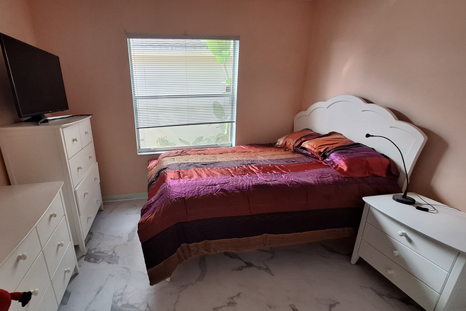 Bedroom Full Sized Mattress - Boca Landings Completely Furnished All Included, Female House
