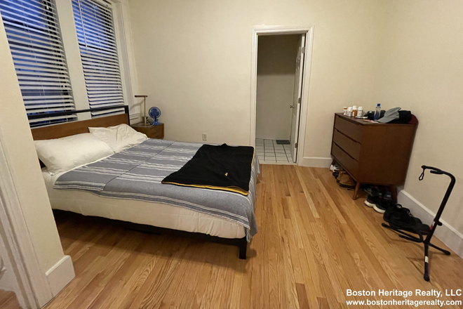 1 - 1 bedroom condo available! 3rd floor, heat/hot water included, NO FEE!